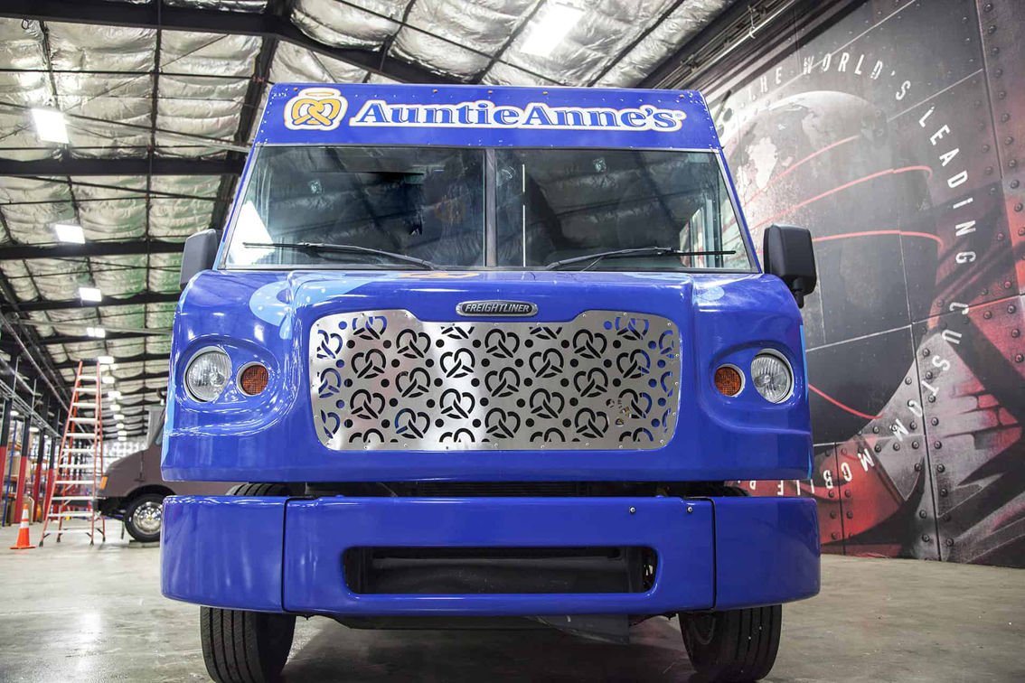 A top-tier build by the Cruising Kitchens expert fabrication team, this custom food truck is perfect for businesses looking to produce high quantities of quality soft pretzels. Complete with a 4-foot long blow-up pretzel, this truck can be customized to meet each business' specific needs.